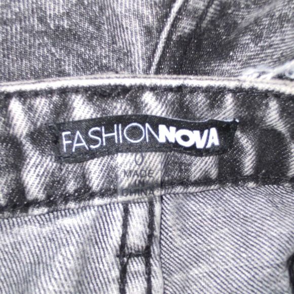 Fashion Nova Size 0 Black Acid Wash Denim Ripped Distressed Torn Shorts Grunge - Picture 4 of 5